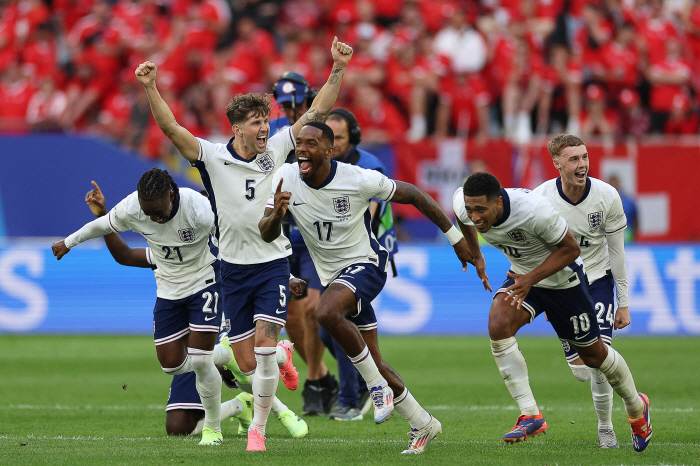 Tottenham to burn 120 billion won in bench members '99-minute participation in Euro?' → Oh, there's no national college here