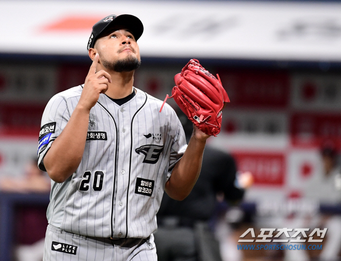 '150km? All Korean batters are playing these days.' Why is Hanwha's ambitious work Barria sluggish