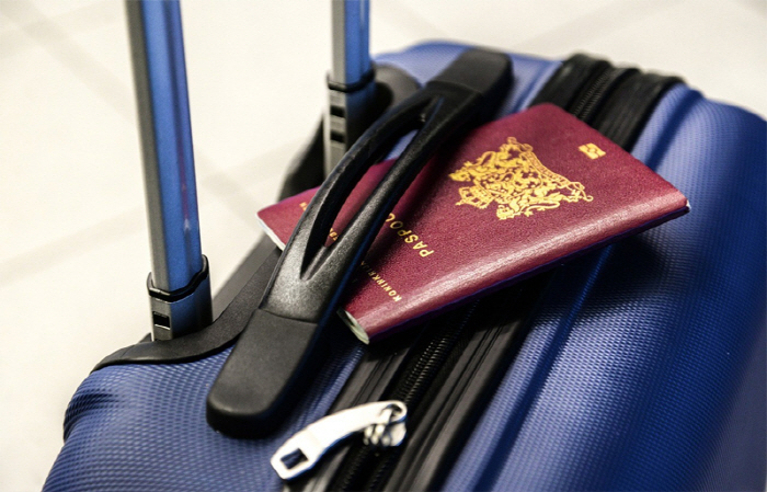 A man wearing a passport to hide a trip to Thailand without his wife's knowledge 'Arrest'