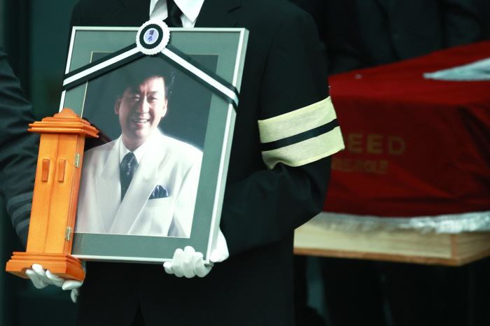 The late Hyun-chul, a national singer who has become an eternal star ...