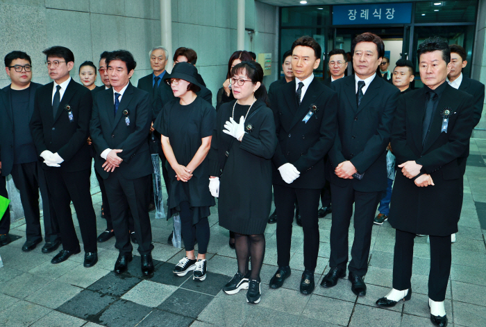  The late Hyun-chul, a national singer who has become an eternal star, is in mourning in the music industry