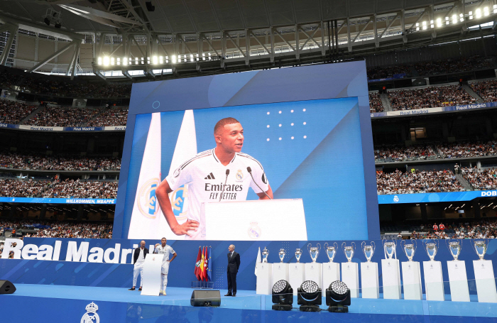 In front of 80,000 fans, Mbappe's grand entrance ceremony to re-enact Ronaldo 15 years ago, '12, 3, Hala Madrid!'