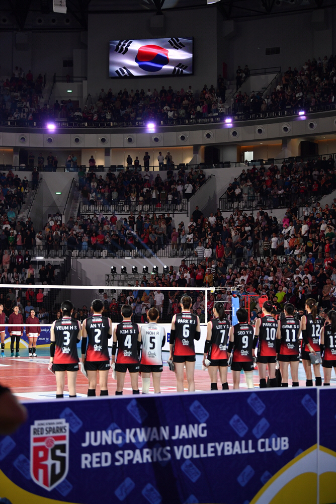 Jeong Kwan-jang participates in the international volleyball tournament hosted by the Shanghai Volleyball Association'Taegeuk mark'Jeong Ho-young and all others participated