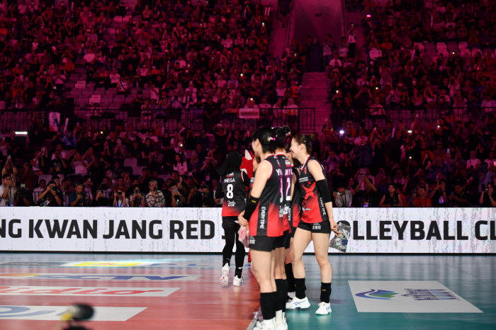 Jeong Kwan-jang participates in the international volleyball tournament hosted by the Shanghai Volleyball Association'Taegeuk mark'Jeong Ho-young and all others participated