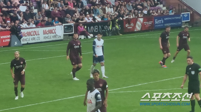 'Sharp penetration! A simple shot!' Son Heung-min. Super save blocked, but still sharp