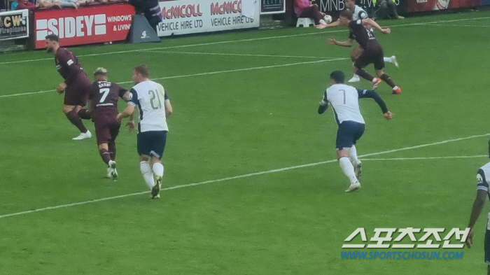 'Sharp penetration! A simple shot!' Son Heung-min. Super save blocked, but still sharp