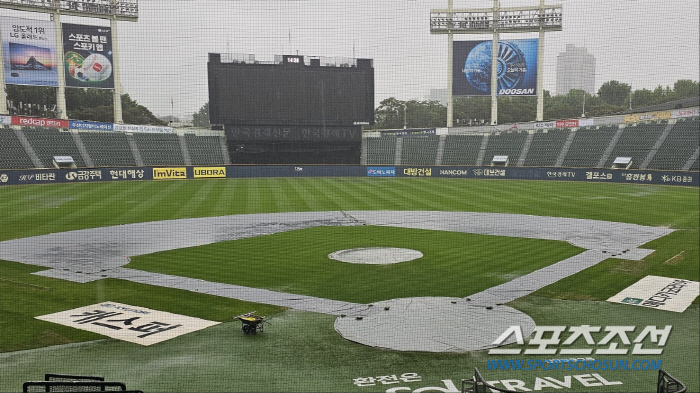 There are water holes everywhere in Jamsil Stadium where the water bomb hit. I heard it only ends at 5 o'clock... Can we play SSG-LG? 