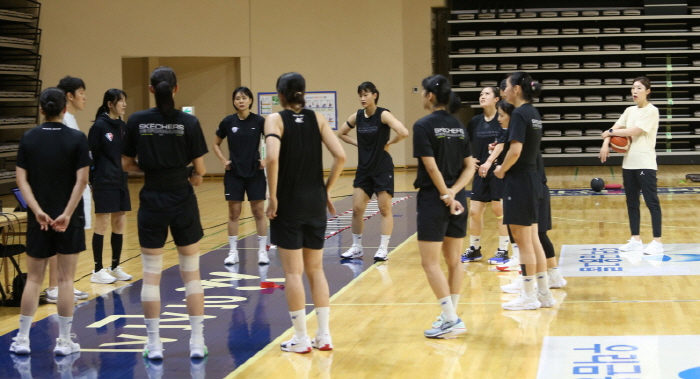 'We have to survive first' Court Circuit  Weight Circuit Feast Woori Bank Asan Physical Training. Shim Sung-young, Park Hye-mi, and Umji's goal of 'Simple'