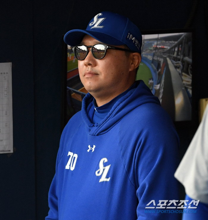 Why was head coach Park Jin-man willing to leave in the third inning, and what about the re-application of the video review of the obstruction of base running? 