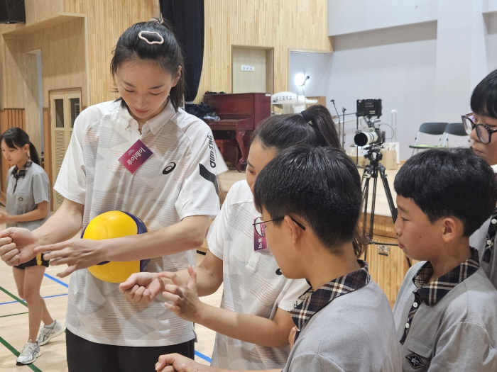 With promising Incheon volleyball players! Heungkuk Life Insurance's Talent Donation, Daily Youth Volleyball Class