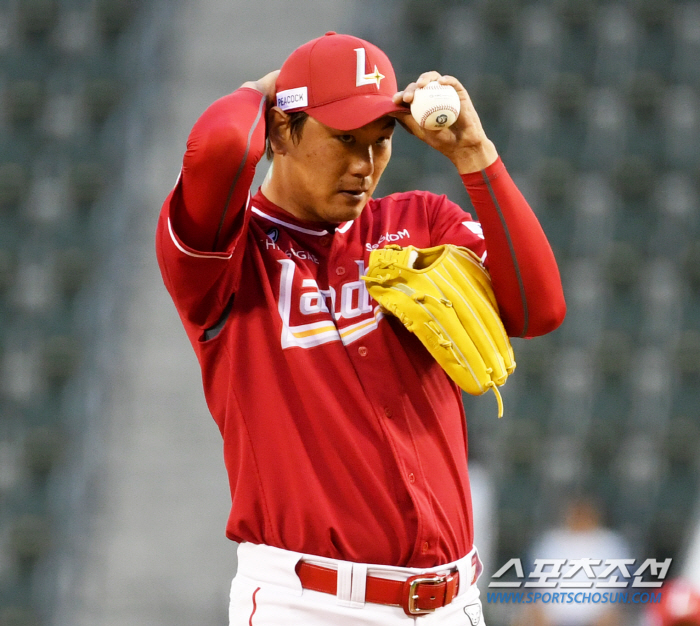 'Yang Hyun-jong and Song Jin-woo did the same. ' ''Eternal Ace's '3 innings of 8 runs shock' Lee Sung-yong's diagnosis' Kwang-hyun is also in transition now. Pattern change, need to adjust the level'