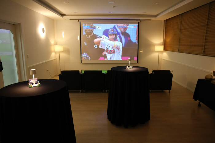 You're sad that there's no Skybox for a birthday party and company dinner while watching baseball? Doosan launches premium viewing products