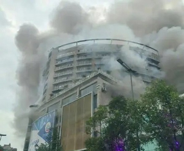 中 Estimated during construction of 16 people killed in shopping center fire