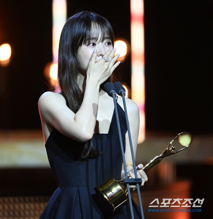  Park Bo-young, Best Actress Award 'Mental Ward'It was so hard, but I want to give sympathy and comfort to her.'