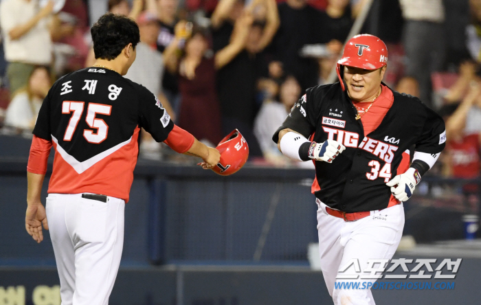 41-year-old Choi Hyung-woo is outstanding, 200 hits twice, 42-year-old Aoki batting average of 0.194, and Wada falls to ERA 4.01 2nd division 