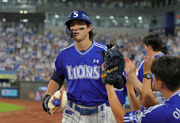 Blue blood of 24,000 silent people, 'Captain', leaps up to Koo Ja-wook's line drive two-run! 'Sold Out' A shot that woke Lapak up. 