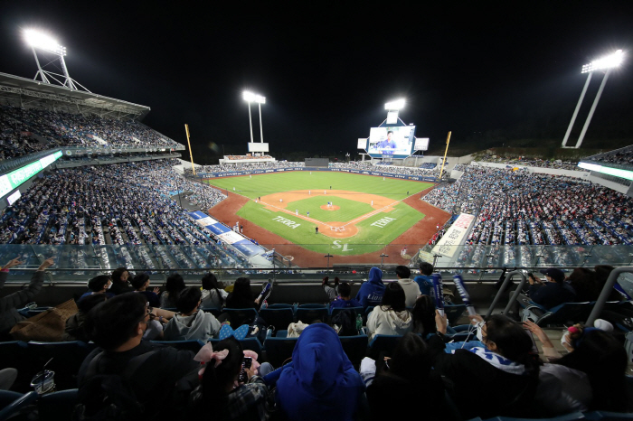 Blue blood of 24,000 silent people, 'Captain', leaps up to Koo Ja-wook's line drive two-run! 'Sold Out' A shot that woke Lapak up. 