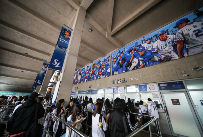 Blue blood of 24,000 silent people, 'Captain', leaps up to Koo Ja-wook's line drive two-run! 'Sold Out' A shot that woke Lapak up. 