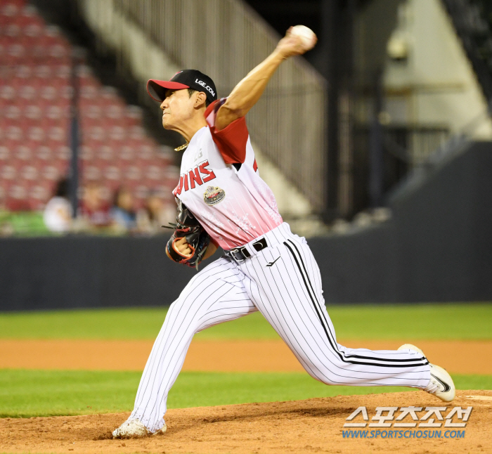 ''Junpil left hand' The cravings are the fastest in the 147km left-handed bullpen, even with two hits, one walk, and three runs...' Kim Yoo Young has two left hands. 