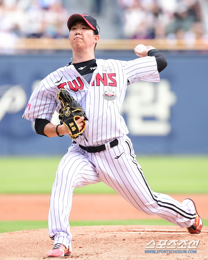 ''Junpil left hand' The cravings are the fastest in the 147km left-handed bullpen, even with two hits, one walk, and three runs...' Kim Yoo Young has two left hands. 