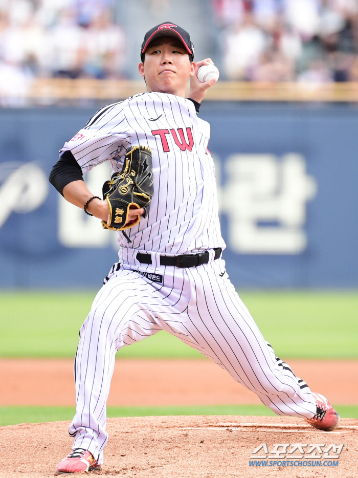 ''Junpil left hand' The cravings are the fastest in the 147km left-handed bullpen, even with two hits, one walk, and three runs...' Kim Yoo Young has two left hands. 