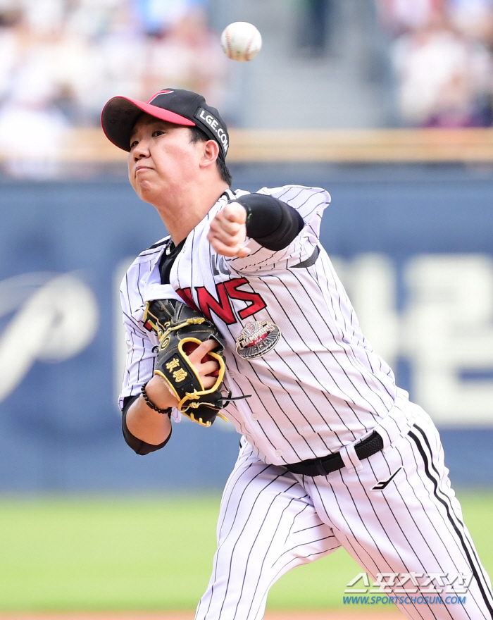 ''Junpil left hand' The cravings are the fastest in the 147km left-handed bullpen, even with two hits, one walk, and three runs...' Kim Yoo Young has two left hands. 