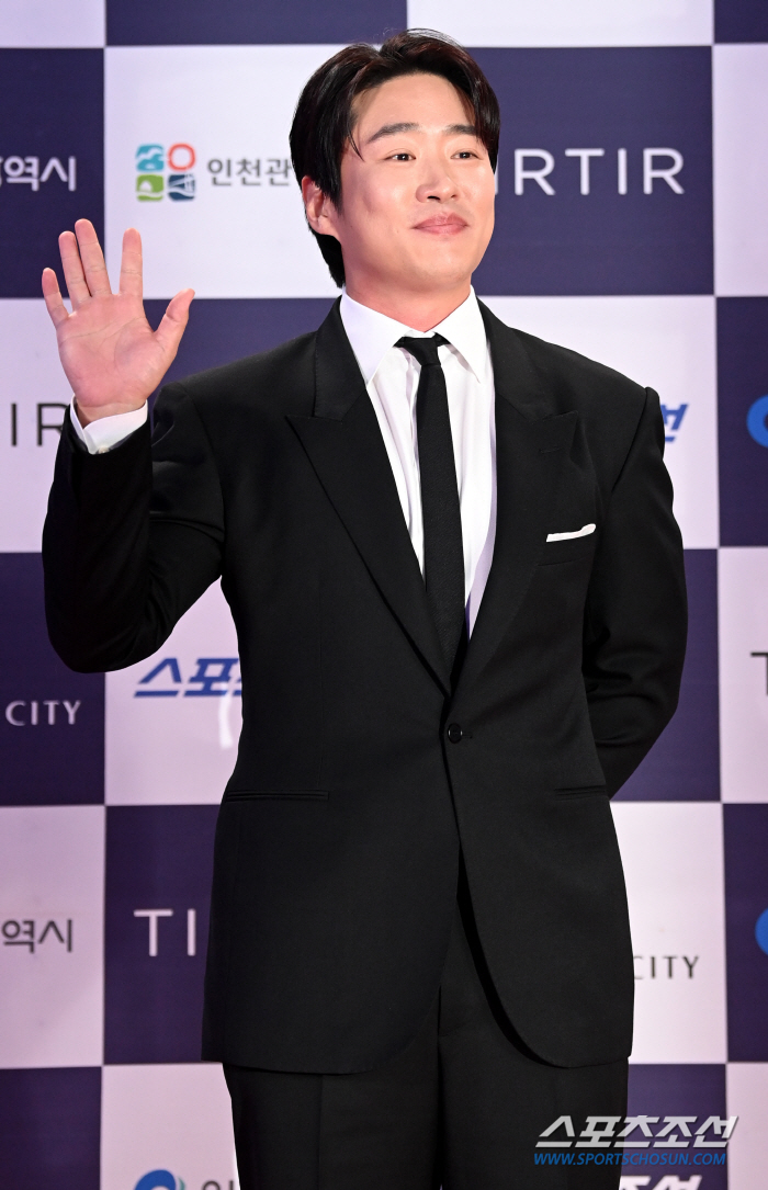  Ahn Jae Hong's hand-greeting is also heartwarming