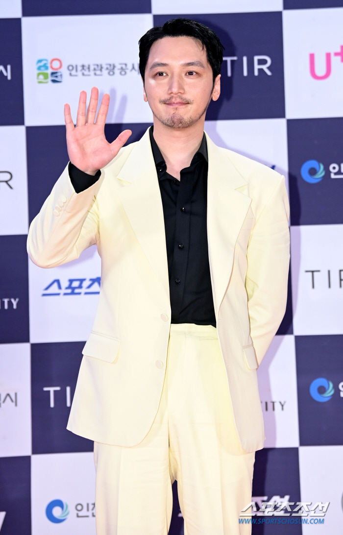  Byun Yo Han, charismatic greeting