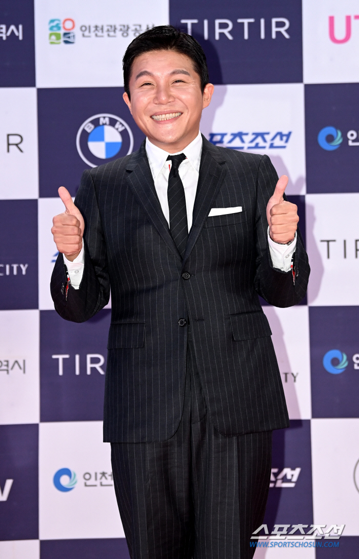  Cho Se-ho's thumbs up!