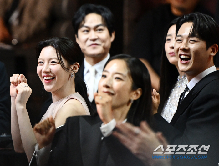  Go Yoon-jung - Lee Jung-ha, Park Nam-jung, cheers at the appearance