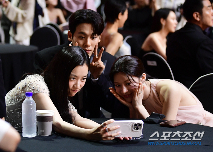  Han Hyo-joo 'A friendly selfie with Lee Jung-ha and Ko Yoon-jung'