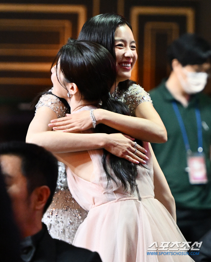  Huge hugs with Han Hyo-joo and Ko Yoon-jung