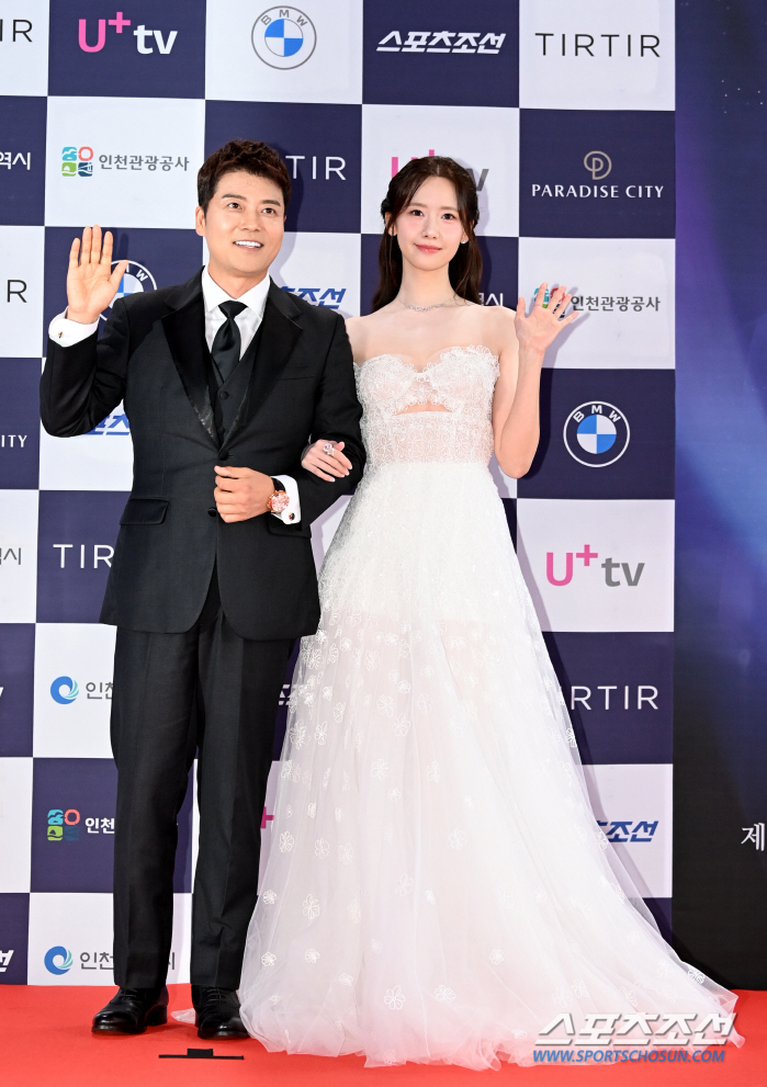  Jeon Hyunmoo, Im Yoon-ah, as the MC of Blue Dragon Series Awards for 3 consecutive years