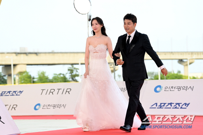  Jeon Hyunmoo - Im Yoona, cross your arms in a kind way