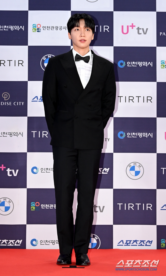  Jeong Sewoon, shining tuxedo