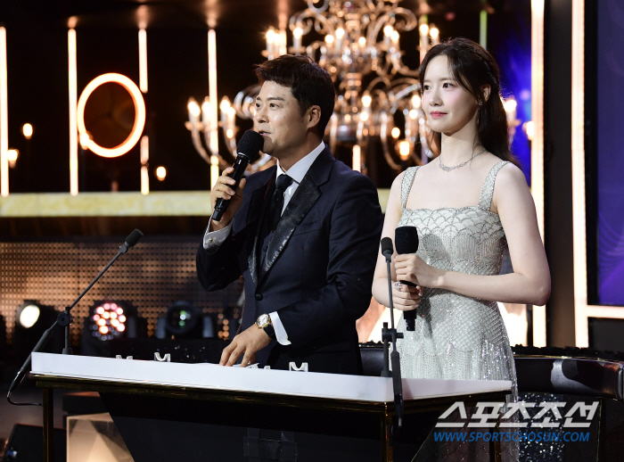  Jun Hyunmoo-Yoona, host of the Blue Dragon Series Awards