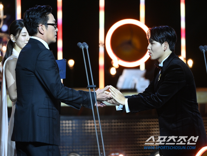  Jungwoo Ha - Lim Si-wan 'Giving the best actor trophy'