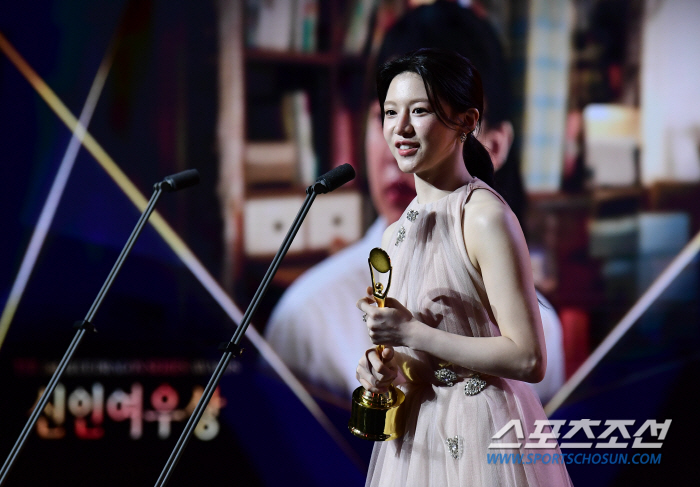  Ko Yoon-jung won the Blue Dragon Series Award for Best New Actress