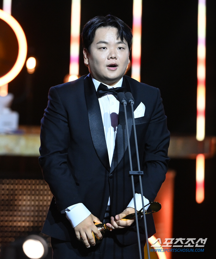  Kwak Junbin 'Winning the Rookie Entertainer Award'