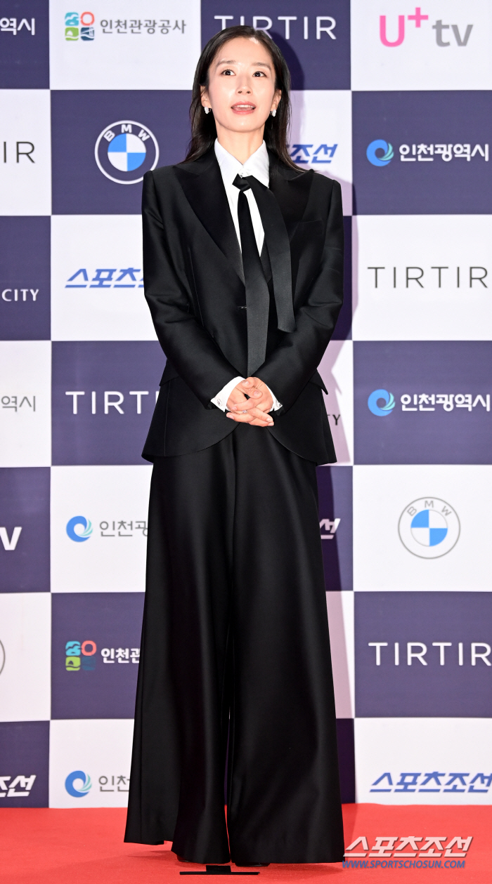  Kwak Sunyoung, all black beauty