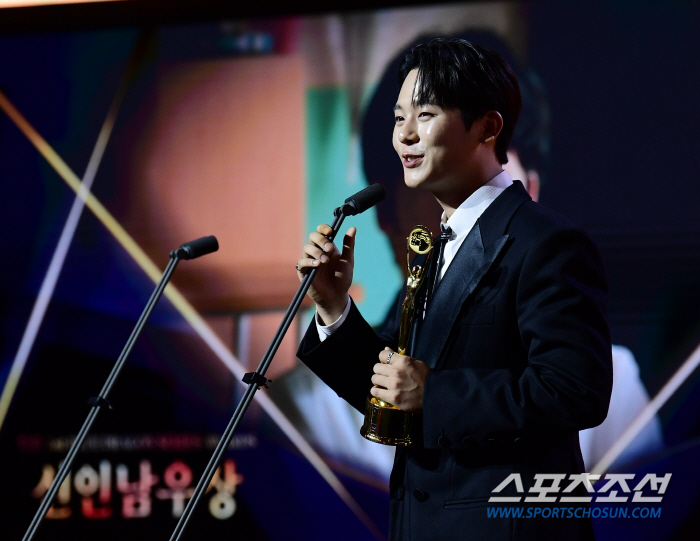  Lee Jung-ha 'Winning the Blue Dragon Series Award for Best New Actor'