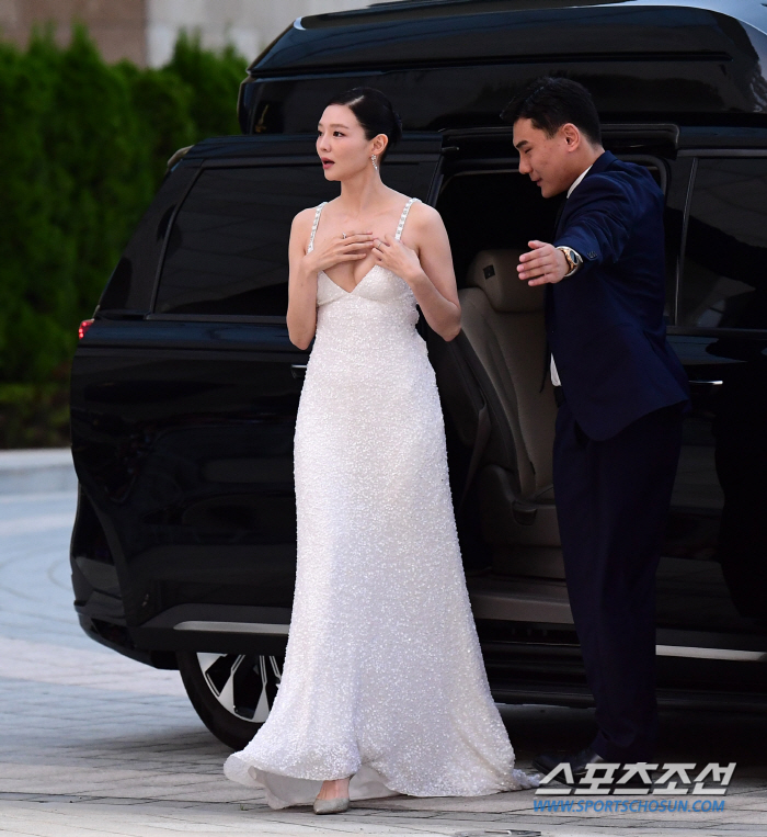  Lee Soom 'Getting off the car'