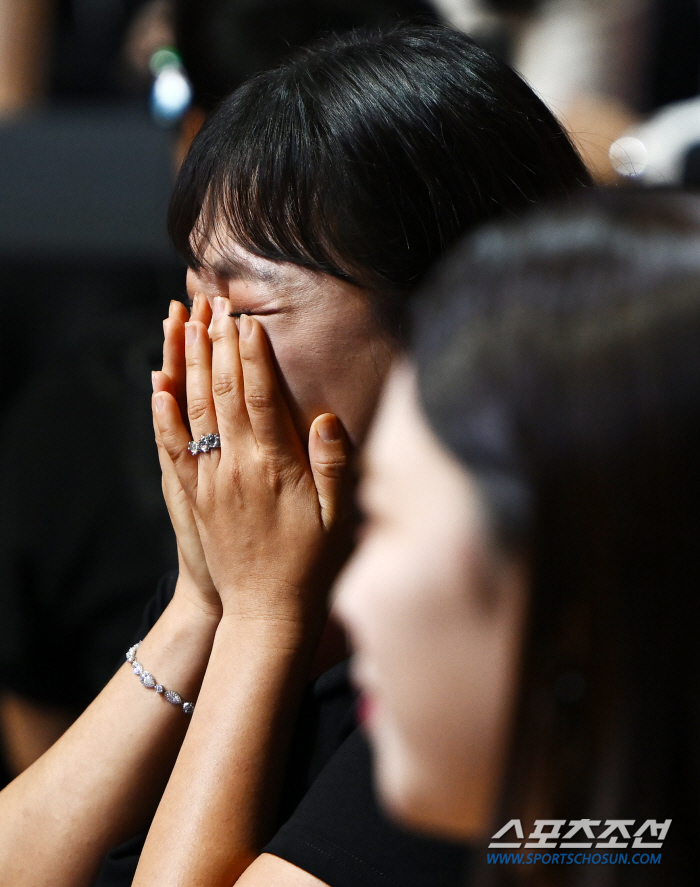  Lee Suji sheds tears at Yoon Gai's award