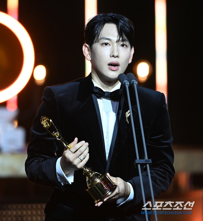  Lim Si-wan 'Blue Dragon Series Award for Best Actor'