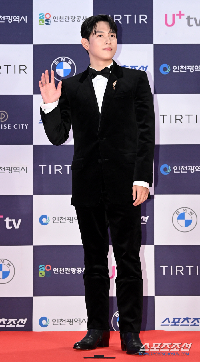 Yim Si-wan, The Standard of Tuxedo (Photo)