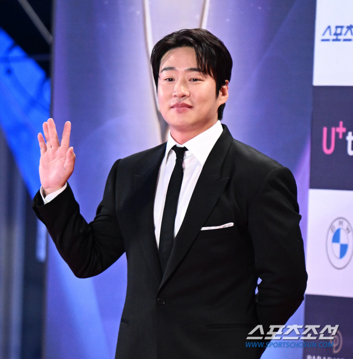  Not Juho guy but actor Ahn Jae Hong today