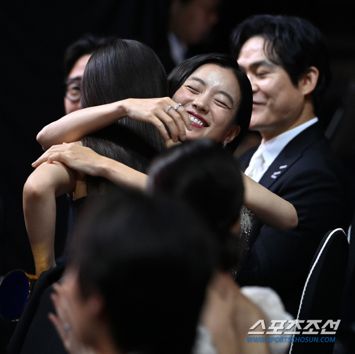  Park Bo-young - Han Hyo-joo 'Hug with sincerity '