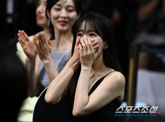  Park Bo-young, who is thrilled, wins the Best Actress Award