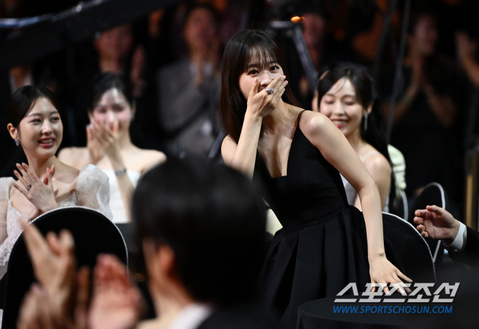  Park Bo-young, who is thrilled, wins the Best Actress Award