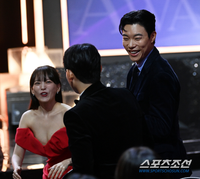  RYU JUN YEOL congratulates the best actor award